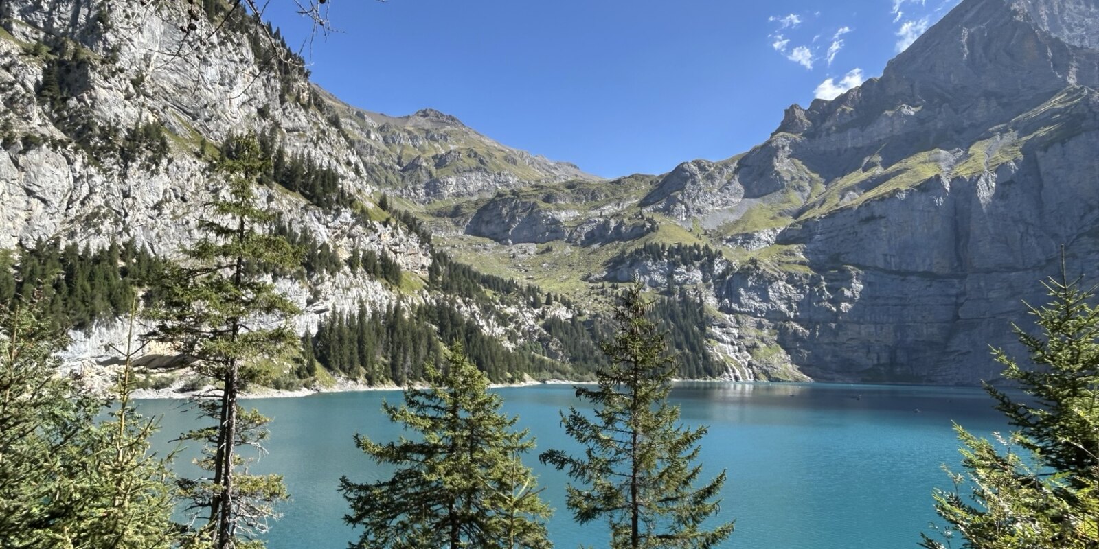 Türkisblauer Bergsee inmitten der Schweizer Alpen